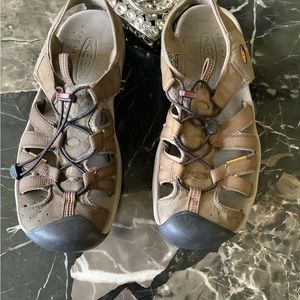 Keen newport men’s khaki waterproof sandals size 11